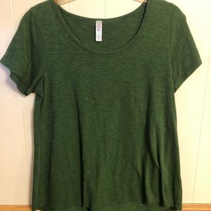 Medium LuLaRoe Classic Tee